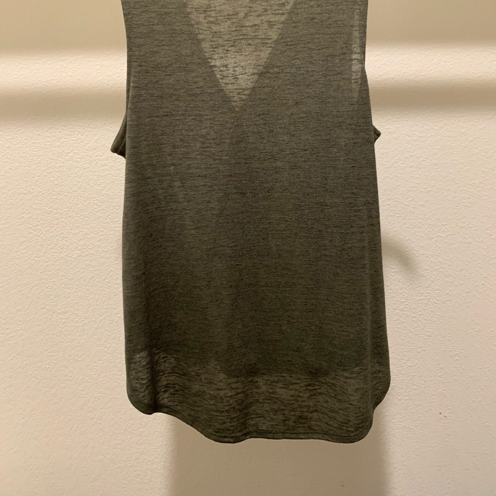 Sleeveless Universal Thread top - Picture 4 of 4